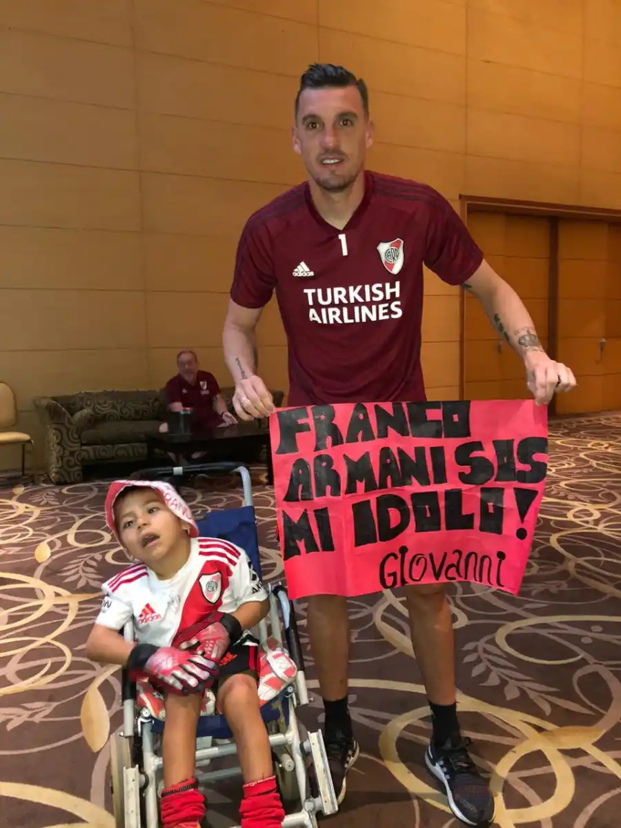 Giovanni cumplió su sueño y conoció a Franco Armani, su ídolo de River