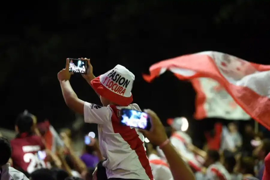 APASIONADOS. Los fanáticos apoyaron al plantel que puede ser campeón.