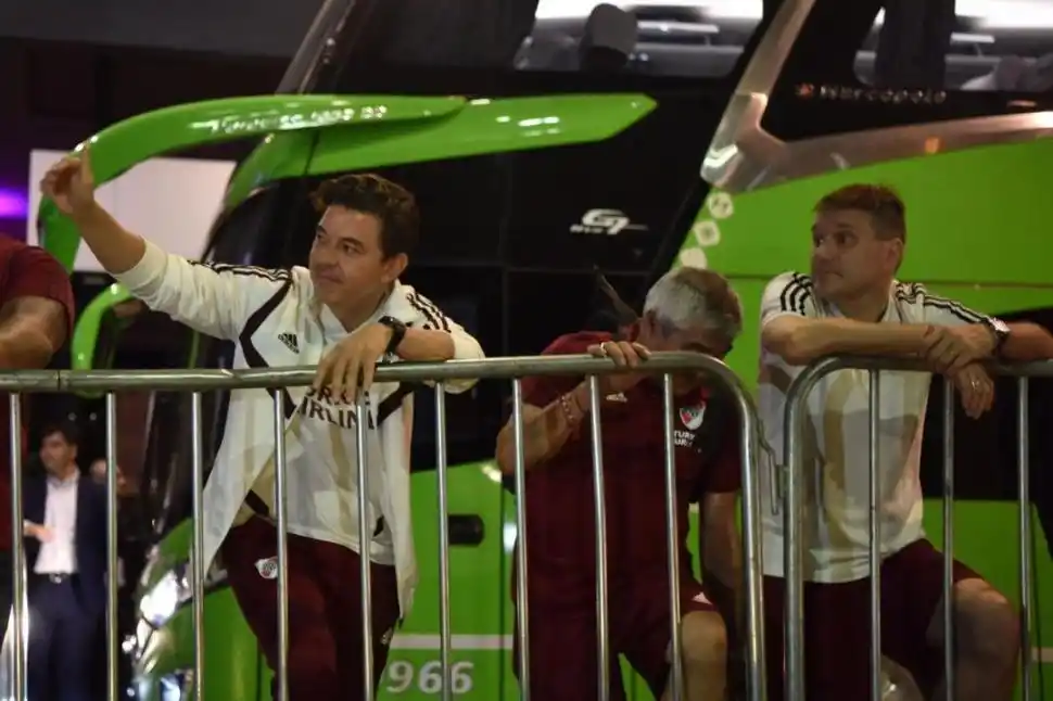 DISTENDIDO. Gallardo saluda a los simpatizantes, acompañado por sus ayudantes.