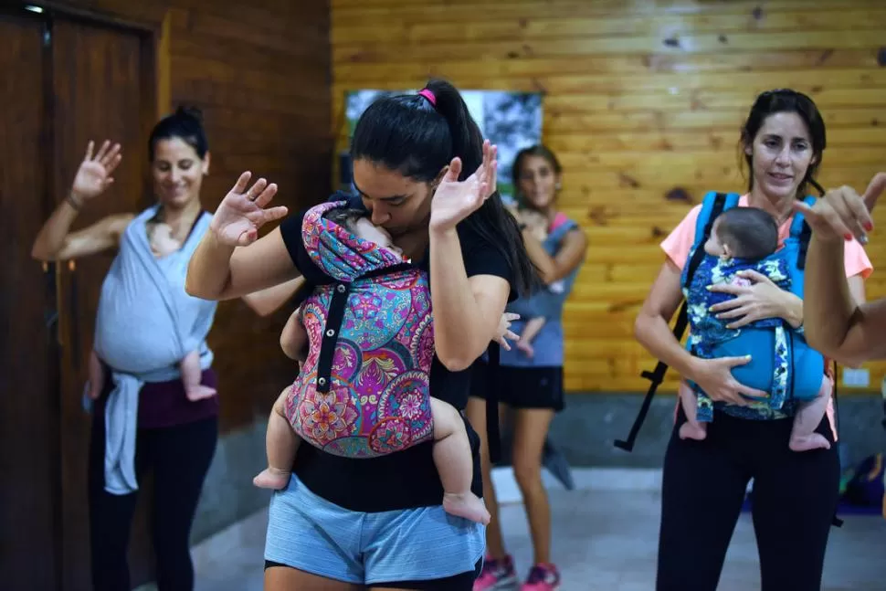 MADRE E HIJA. Eliana Ramón disfruta junto a su hija, Isolina, de las coreografías adaptadas. la gaceta / fotos de analia jaramillo 