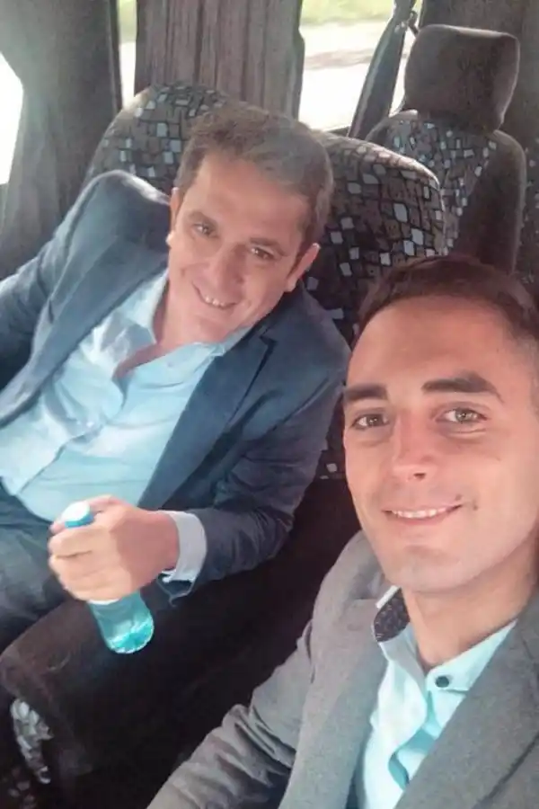SELFI EN UN TRASLADO DURANTE LA CAMPAÑA. El concejal Mizrahi junto al testigo Villagrán. 