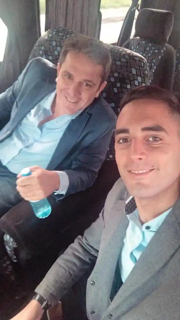 SELFI EN UN TRASLADO DURANTE LA CAMPAÑA. El concejal Mizrahi junto al testigo Villagrán. 