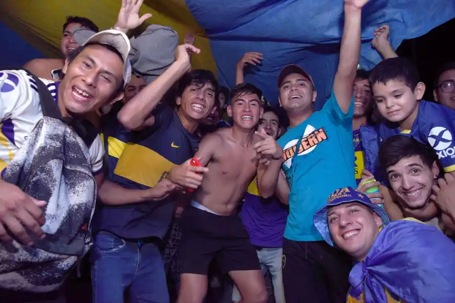 ALEGRÍA. Los hinchas de Boca tuvieron un festejo que se extendió durante toda la noche. LA GACETA/FOTO DE DIEGO ARÁOZ