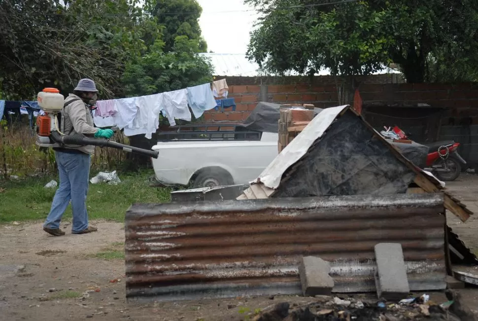 LUCHA CONTRA EL MOSQUITO. Un hombre fumiga un sector del patio de una vivienda en Aguilares. La gaceta / foto de osvaldo ripoll 