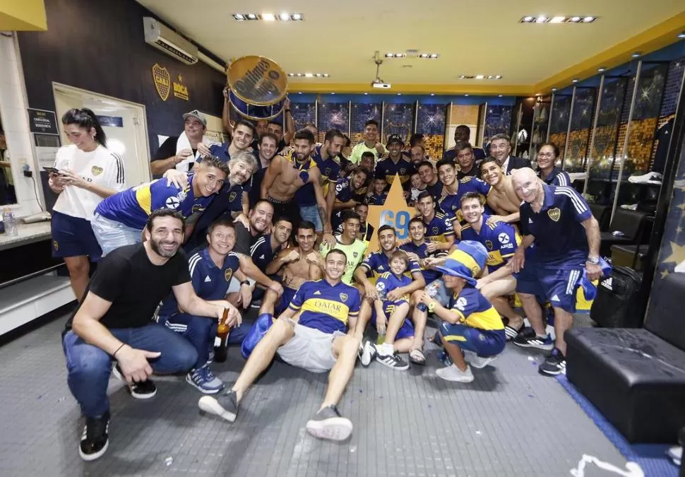 SONRISAS. Los jugadores del plantel de Boca festejan en la intimidad con sus allegados. twitter@BocaJrsOficial