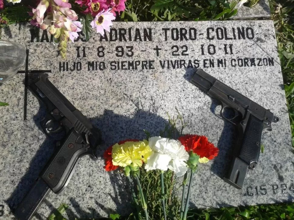 HOMENAJE. Familiares de Marco “Colino” Toro tomaron esta foto en la tumba del joven que fue asesinado en 2011. 