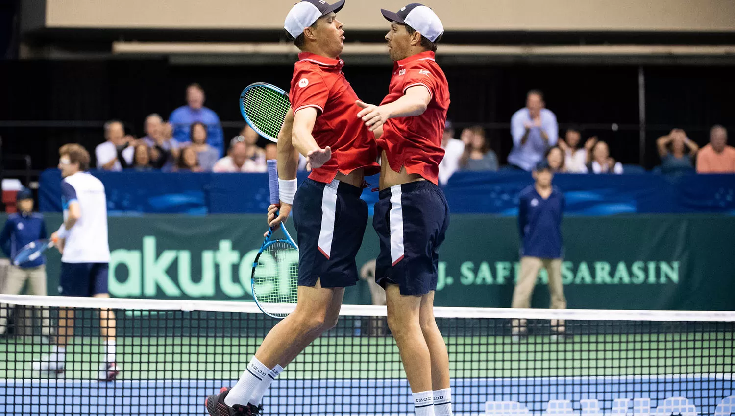 Así festejaron los gemelos Bob y Mike Bryan su victoria en el dobles. (FOTO TOMADA DE TWITTER @DavisCup)