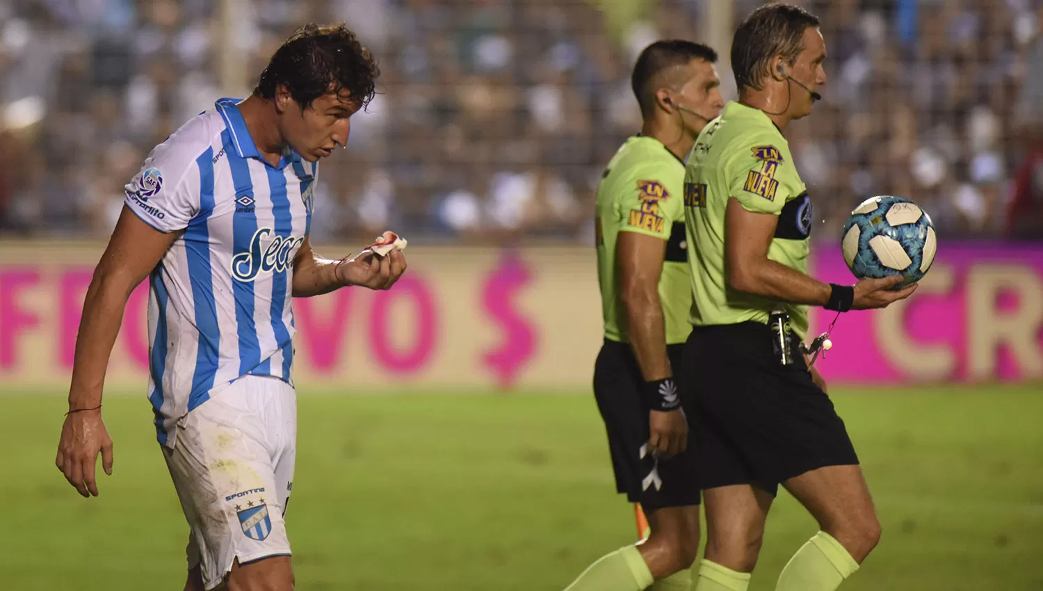 DOLIDO. Aguirre se había retirado lesionado en el final del primer tiempo del partido ante River. LA GACETA/FOTO DE DIEGO ARÁOZ