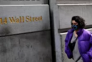 Wall Street suaviza su caída tras suspender su cotización ante el coronavirus y la guerra de crudo