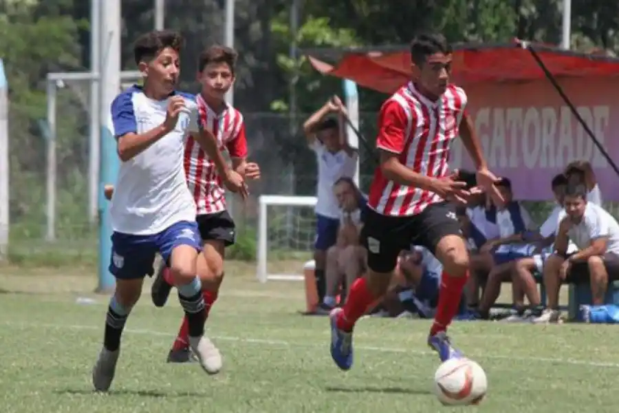 LO BORRÓ. Con un gran trabajo, junto con Cabral, Guillermo Ortiz anuló a Borré, uno de los goleadores de la Superliga. 