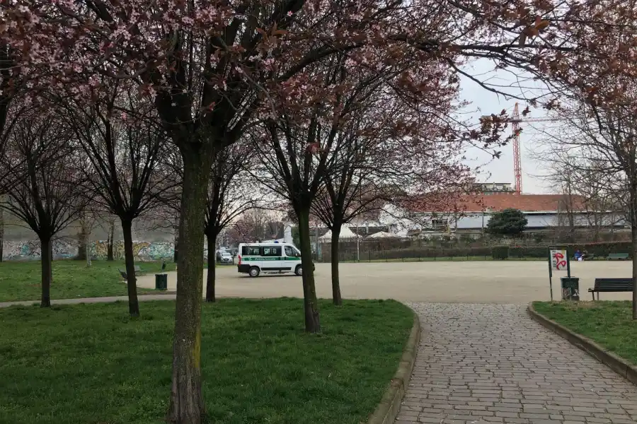 SEGURIDAD EN LAS PLAZAS. La Policía controla que la gente no se reúna para evitar la propagación. 