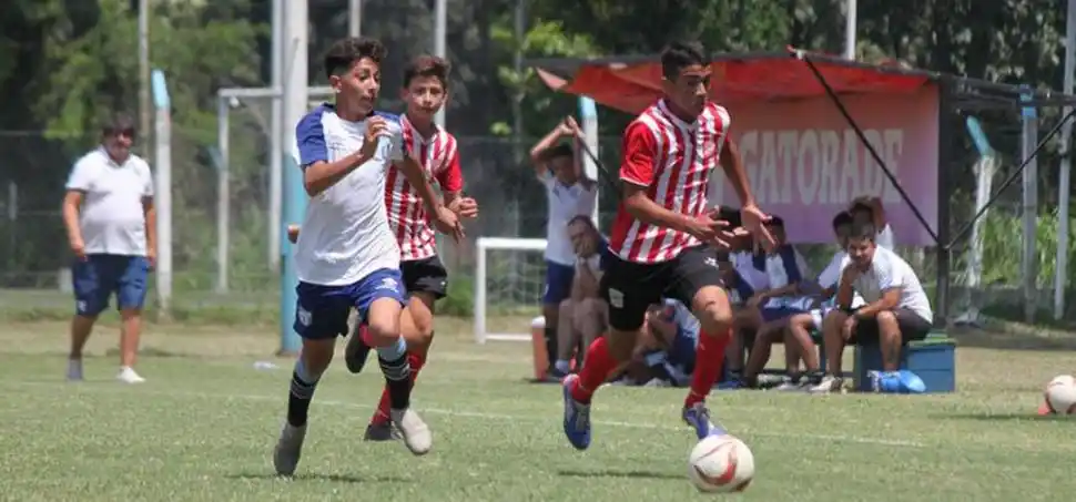 LO BORRÓ. Con un gran trabajo, junto con Cabral, Guillermo Ortiz anuló a Borré, uno de los goleadores de la Superliga. 