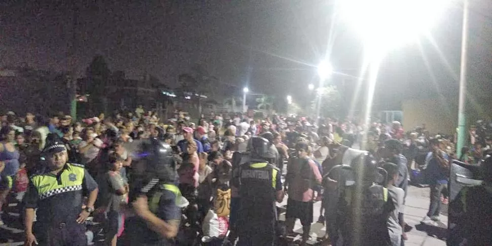 NOCHE AGITADA. Cientos de personas se congregaron en la noche del 28 de febrero; intervino la Policía.  
