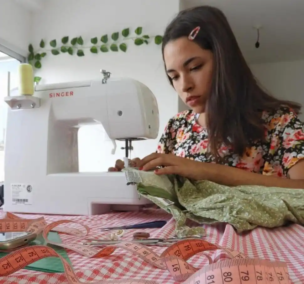 ONLINE. Sofía Olivares Romano adapta prendas antiguas. Desde la cuenta @cherry_vintage se dedica a la venta de atuendos vintage.