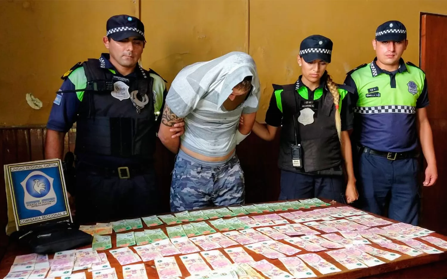 EL BOTÍN. La Policía recuperó el dinero que le habían sustraído a la víctima.