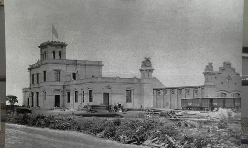 LA PRIMERA ESTACIÓN. En octubre de 1876 se inauguró, en San Martin y Marco Avellaneda, la primera estación de tren que tuvo la ciudad 