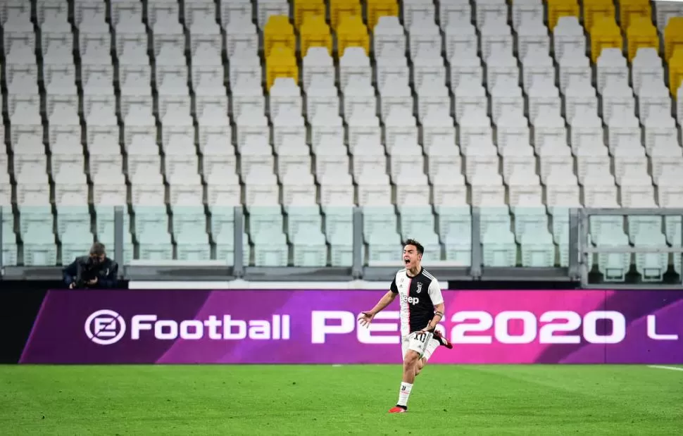 UN GRITO QUE ROMPIÓ EL SILENCIO. Paulo Dybala festeja el golazo que le convirtió a Inter en un estadio completamente vacío. En Italia, la situación es crítica. reuters