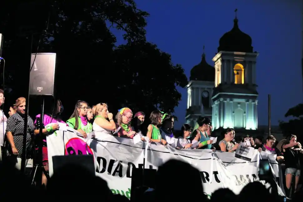 DESDE EL ESCENARIO. “La deuda es con nosotras, no con el FMI”, acusaron  