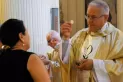 Por el coronavirus, recomiendan comulgar con la mano y no hacer el saludo de la paz en las misas