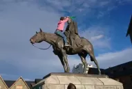 Un tucumano le sacó el pañuelo verde a un prócer en Bariloche
