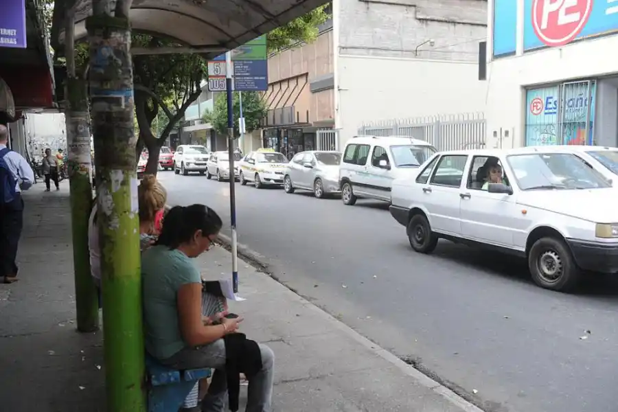 SIN SERVICIO. Los tucumanos padecieron más de 12 horas sin colectivos por el paro dispuesto por los choferes.