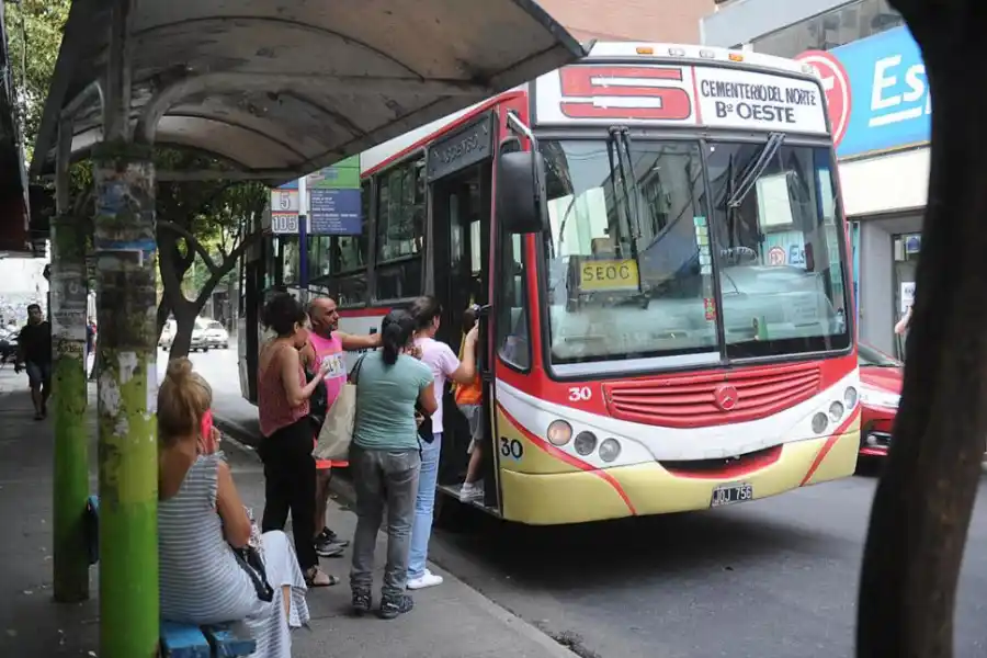 REANUDACIÓN. A las 18 de ayer se levantó la medida de fuerza y los colectivos volvieron a circular por la ciudad. 