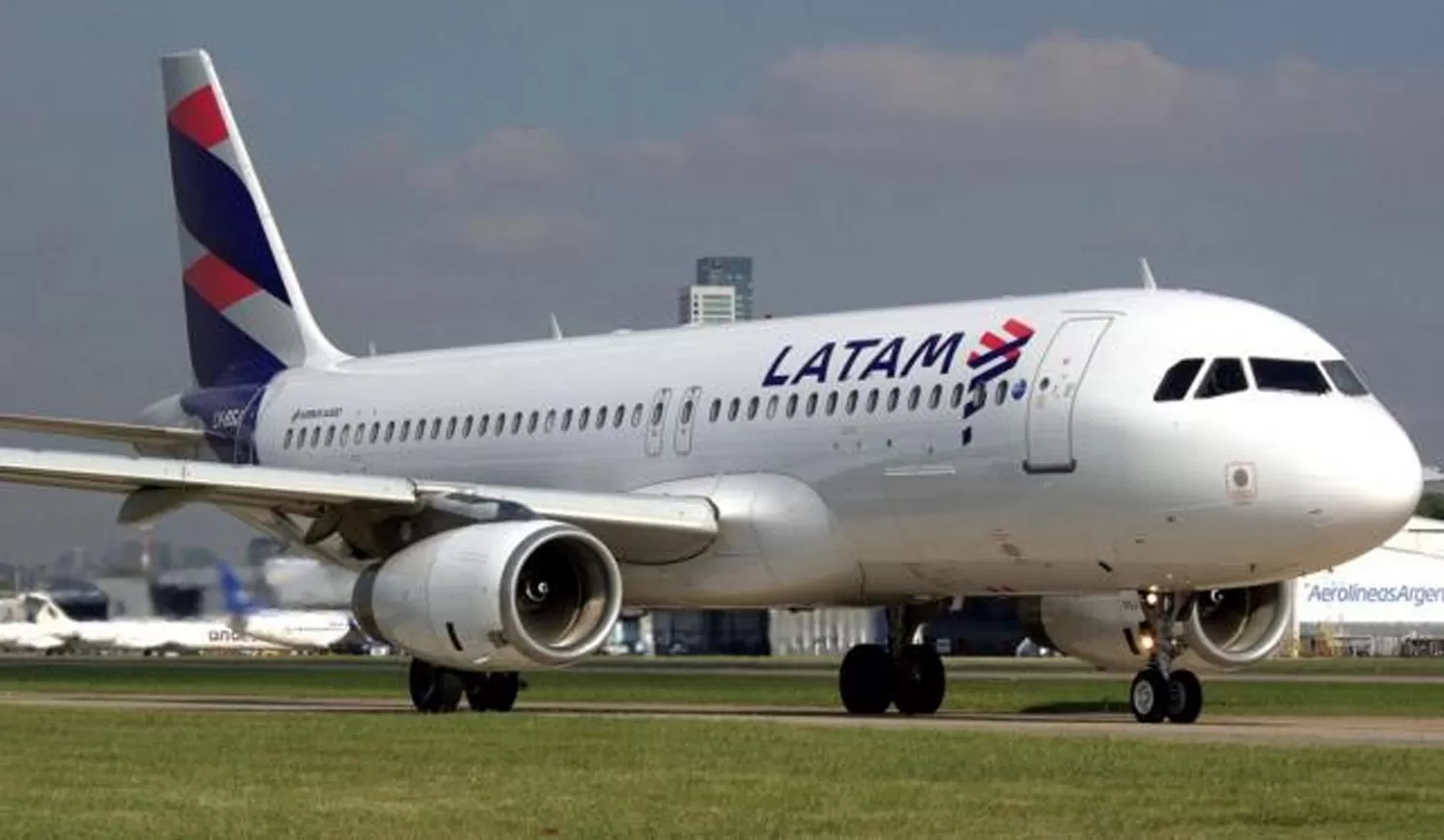 LATAM Airlines recorta operaciones internacionales ante crisis por coronavirus