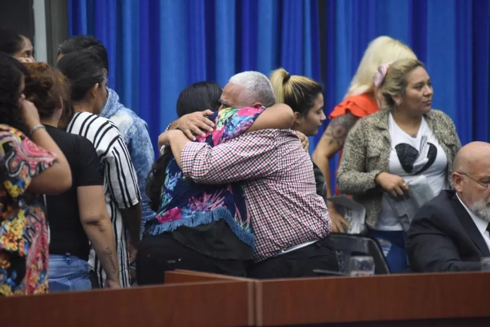 ABRAZO. Manuel Lobo recibe el saludo de una allegada después de que confirmara que quedaría en libertad. la gaceta / foto de héctor peralta