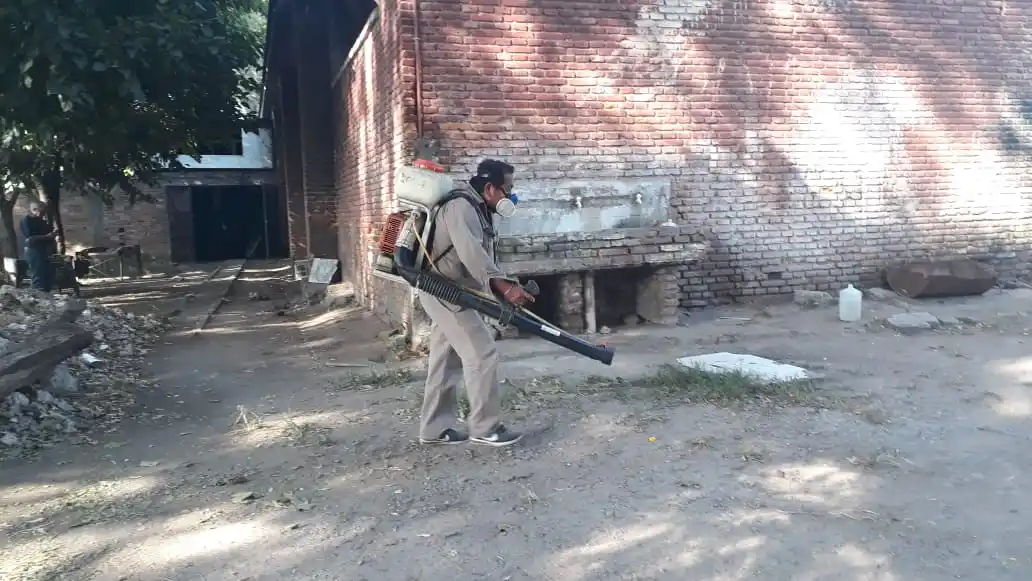 Fumigan distintos puntos de la capital ante el brote de dengue