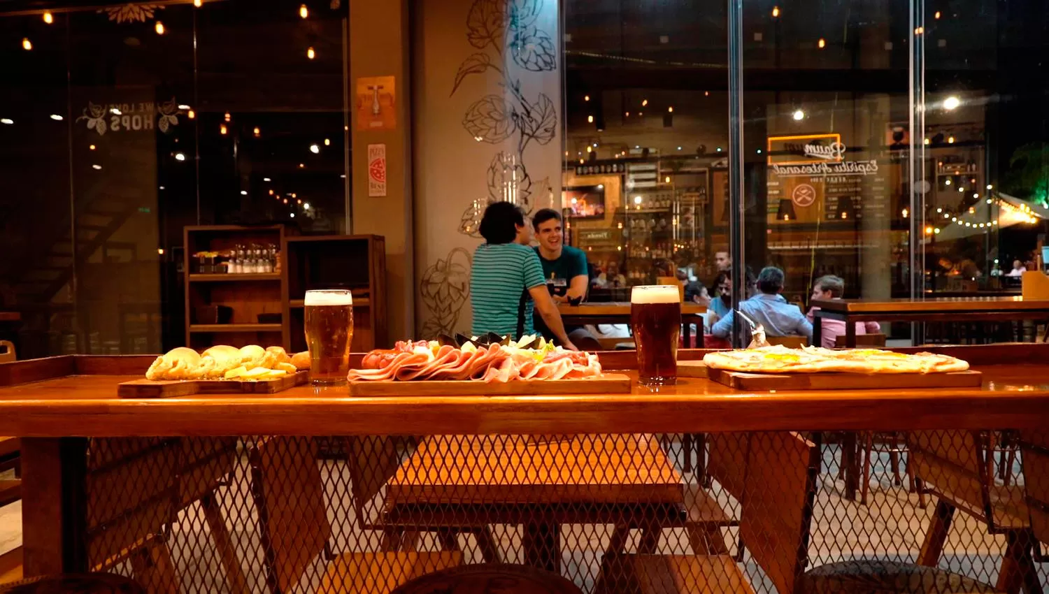 Los bares y restaurantes de la capital estarán abiertos, pero con más controles municipales