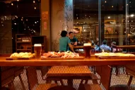 Los bares y restaurantes de la capital estarán abiertos, pero con más controles municipales