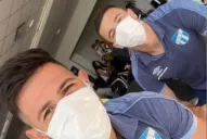 No quieren saber nada con el coronavirus: los jugadores de Atlético viajaron con barbijos