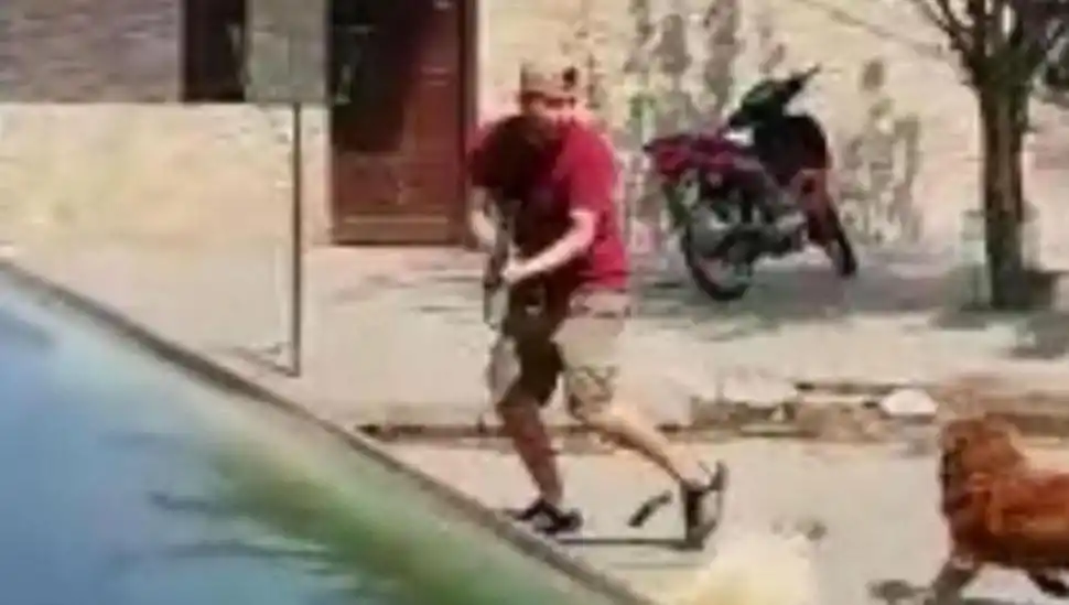 LA PRUEBA. Uno de los imputados disparando una ametralladora. 