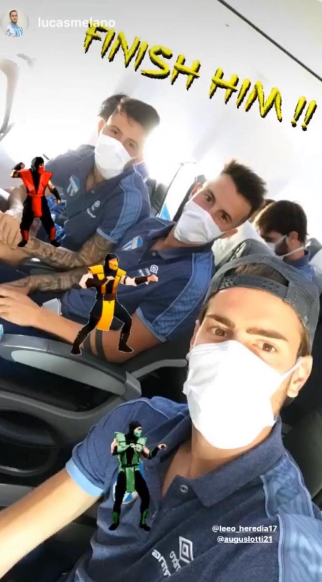 No quieren saber nada con el coronavirus: los jugadores de Atlético viajaron con barbijos
