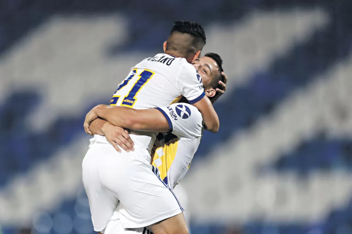 FESTEJO. Campuzano abraza a Marcone luego del cuarto gol.