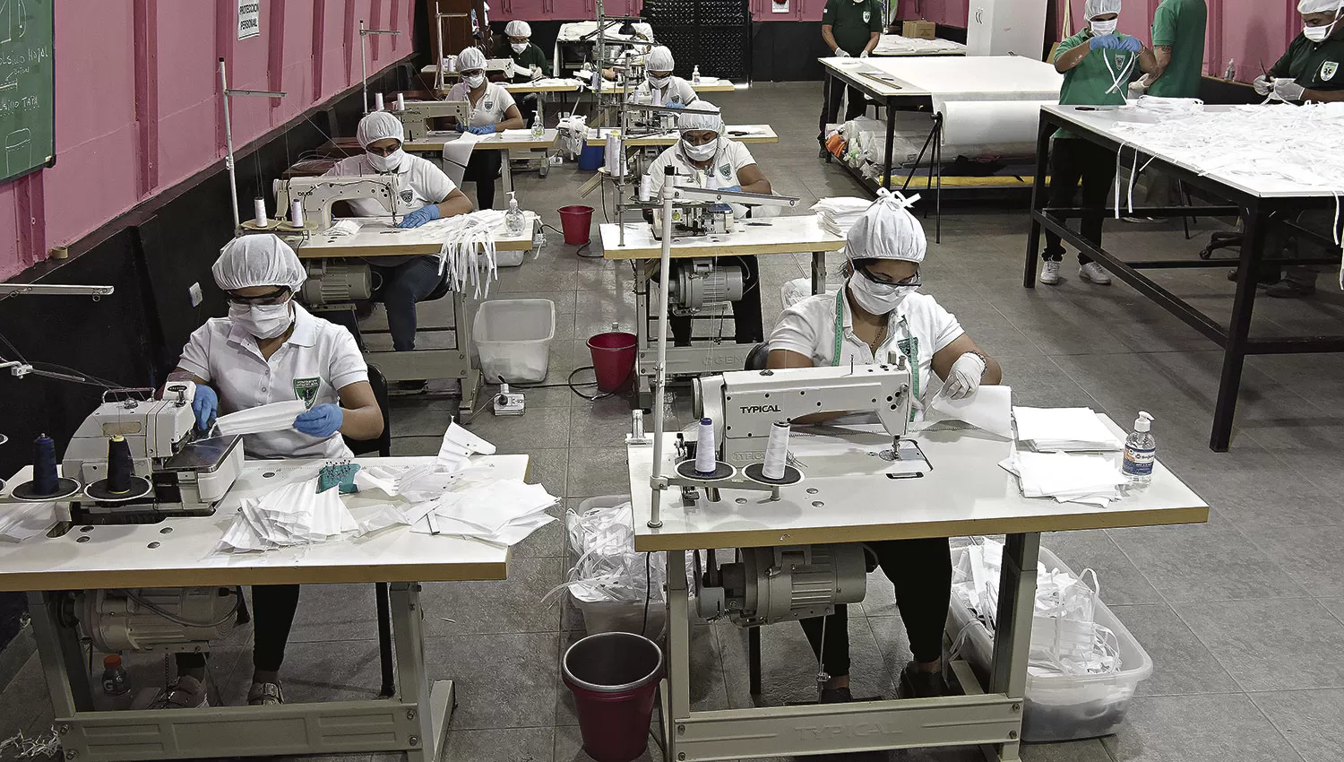 Empleados del Siprosa trabajan en la manufactura de barbijos para el abastecimiento en los hospitales.