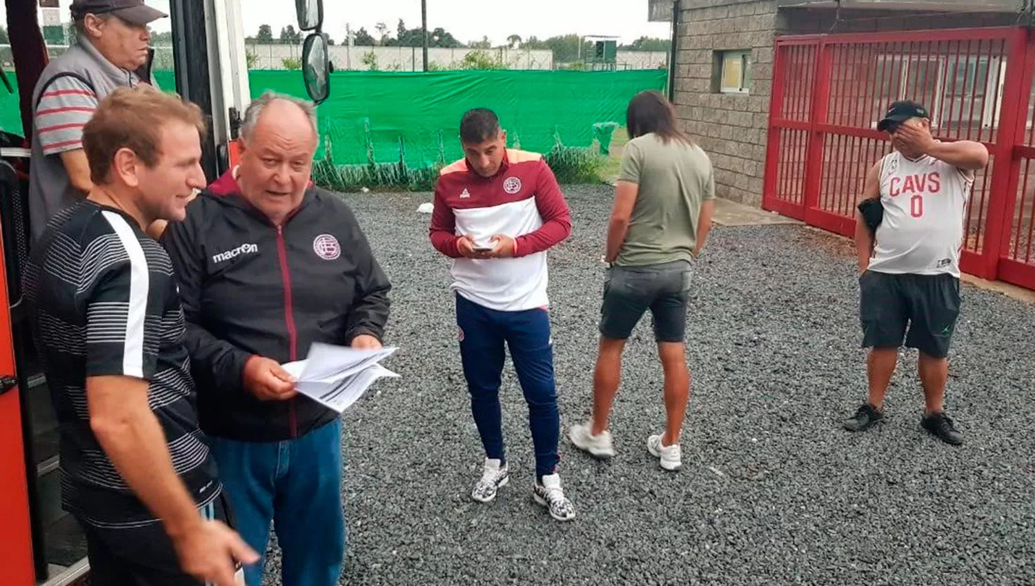 Los jugadores de Lanús se dieron con las puertas cerradas.