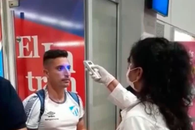 Los jugadores de Atlético tuvieron que pasar por un estricto control en el aeropuerto