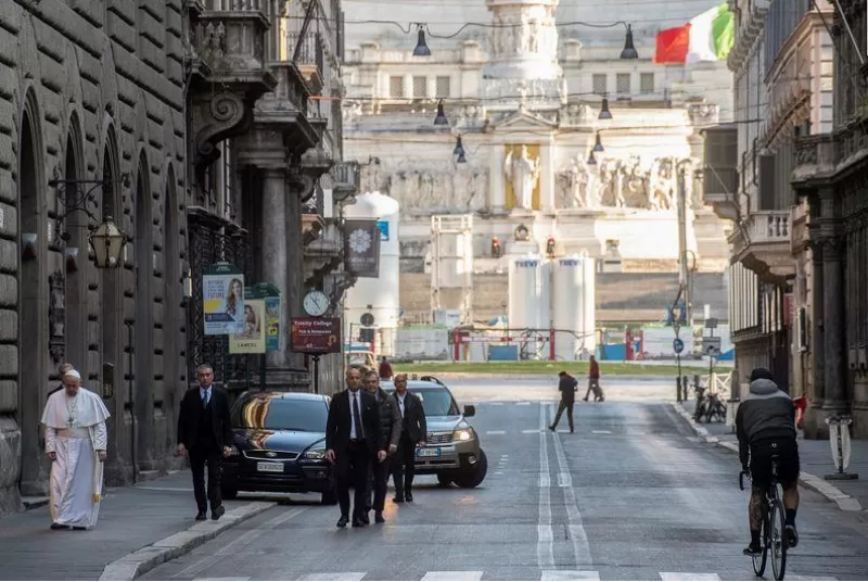 El Papa Francisco camina en una Roma desierta para rezar en dos santuarios por el fin de la pandemia de coronavirus. Foto de Reuters.