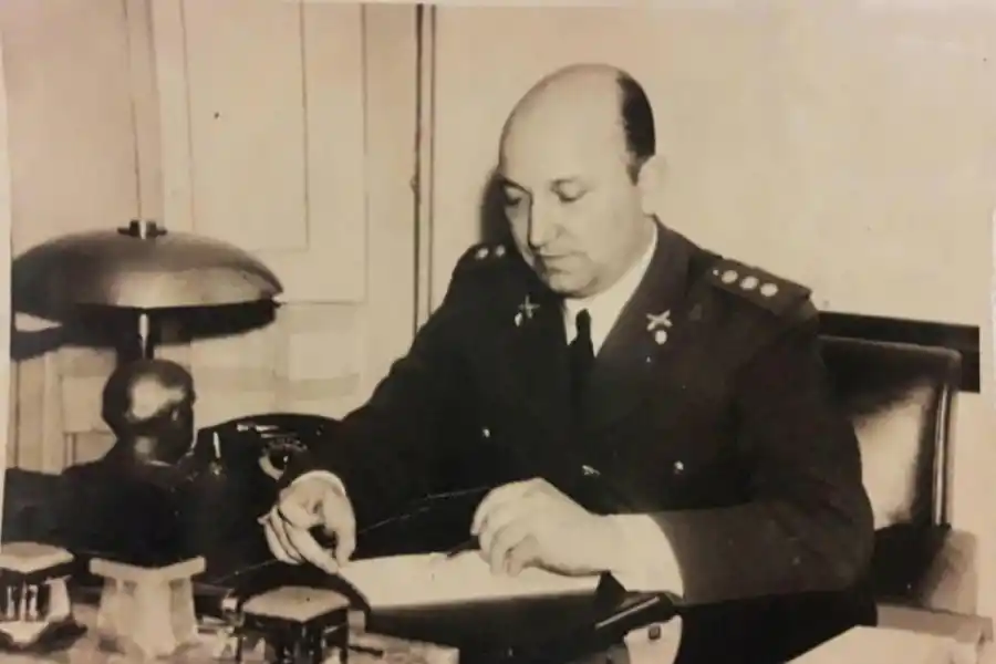 LA EDUCACION. Con mucha frecuencia, el gobernador Domínguez visitaba escuelas o recibía delegaciones  de alumnos en su  despacho.