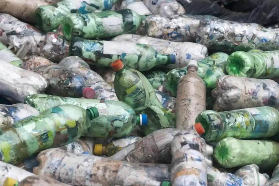 PARA LOS TECHOS. Las chapas recicladas se fabrican en la planta de Tafí Viejo.