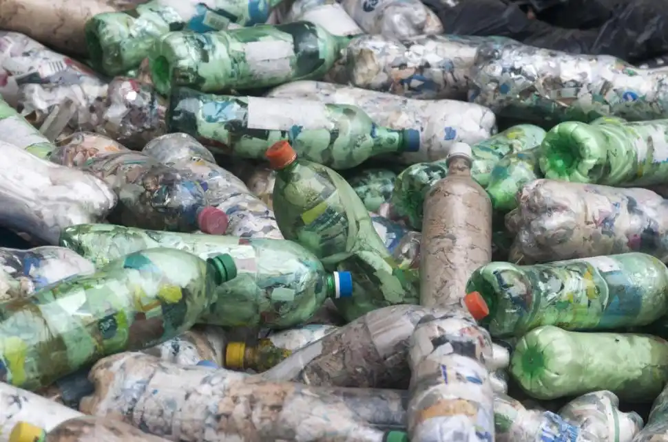 PARA LOS TECHOS. Las chapas recicladas se fabrican en la planta de Tafí Viejo.