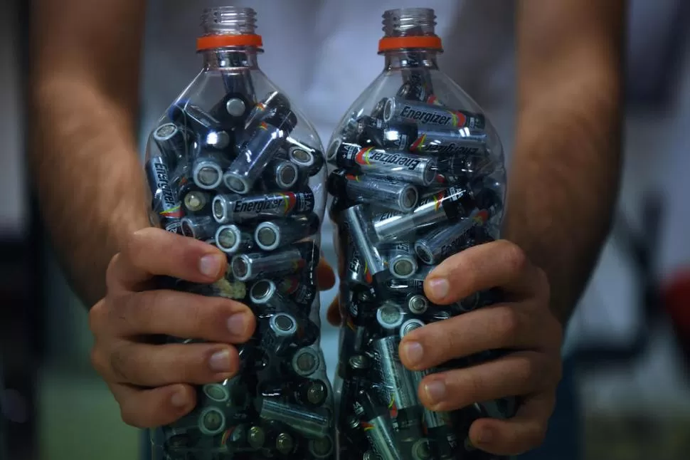 ¿QUÉ HACER CON ELLAS? Encontrarles destino a las pilas es un problema. 