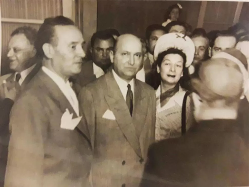 CON EL MINISTRO. El titular de Educación de la Nación, doctor Oscar Ivanissevich, con el gobernador Domínguez y su esposa Clara Argüello. 