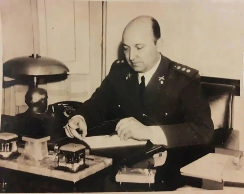 LA EDUCACION. Con mucha frecuencia, el gobernador Domínguez visitaba escuelas o recibía delegaciones  de alumnos en su  despacho.