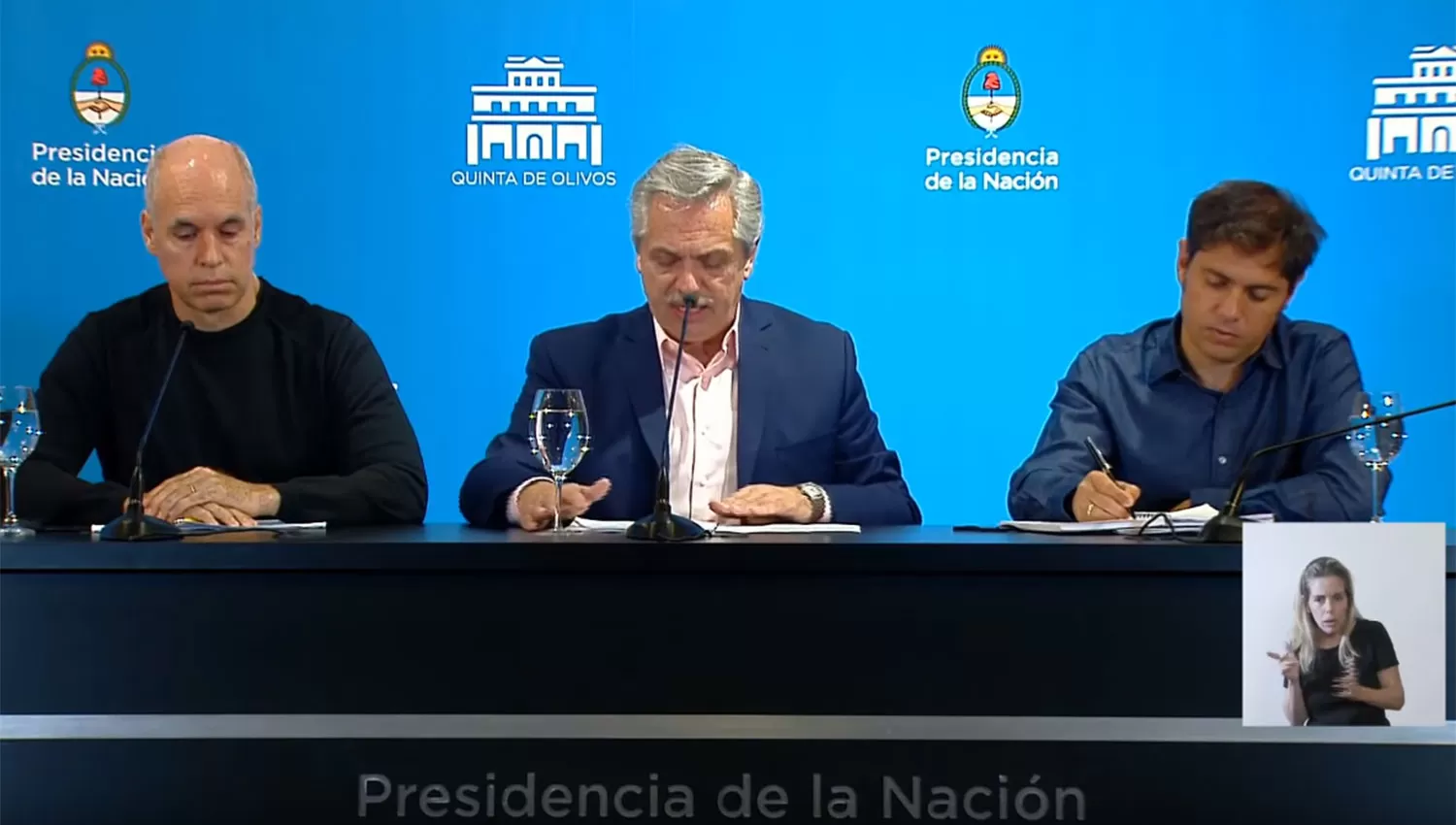 Fernández respondió preguntas durante la conferencia de prensa. 