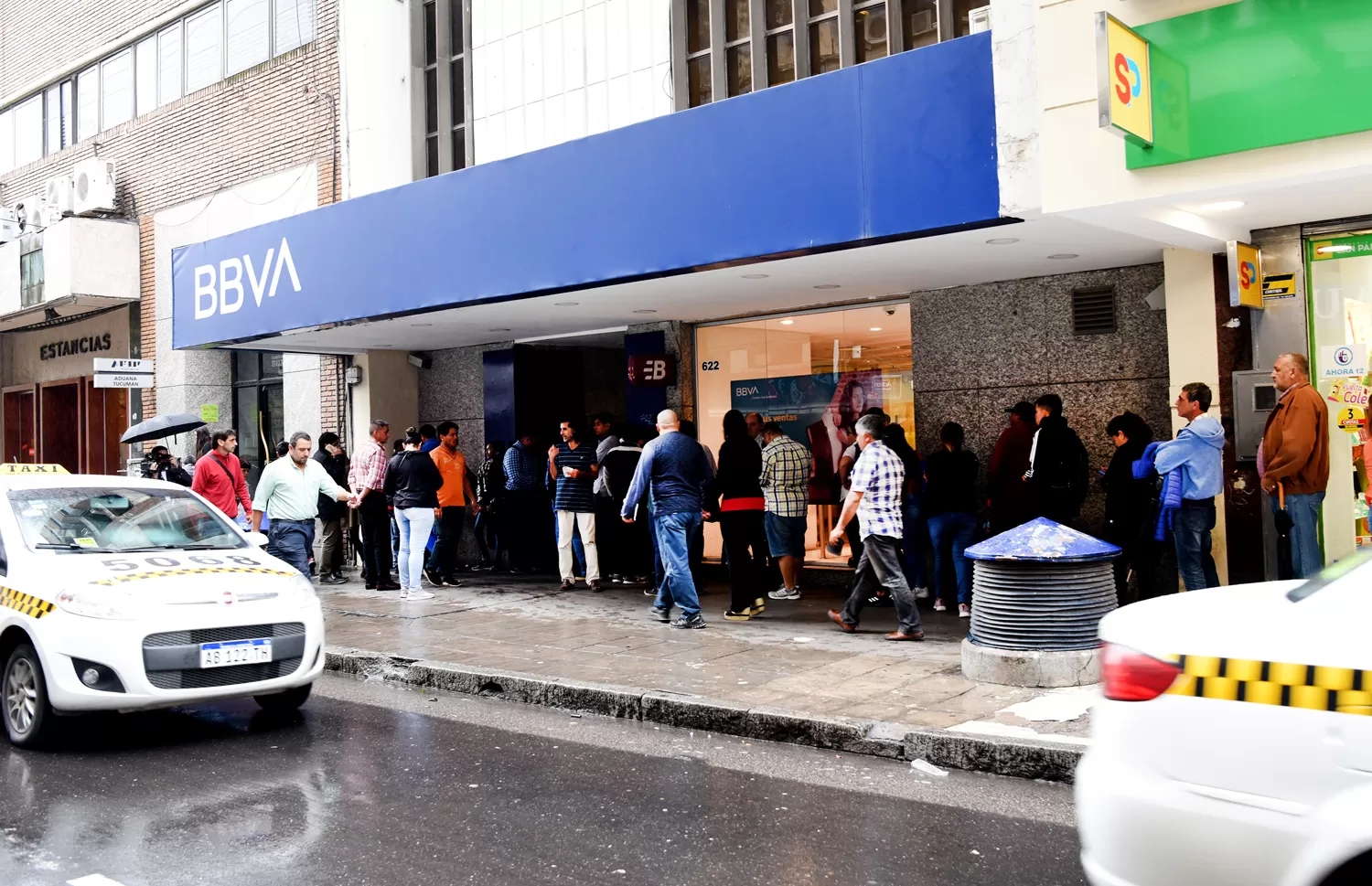 ACTIVIDAD BANCARIA. Largas filas en las entidades financieras esta mañana, en Tucumán.