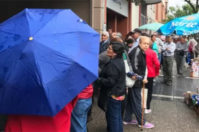 Colas y embotellamientos: pese al pedido de Fernández, el centro tucumano se colmó de gente