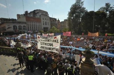 En medio del conflicto salarial, el Covid-19 siembra incertidumbre entre los docentes