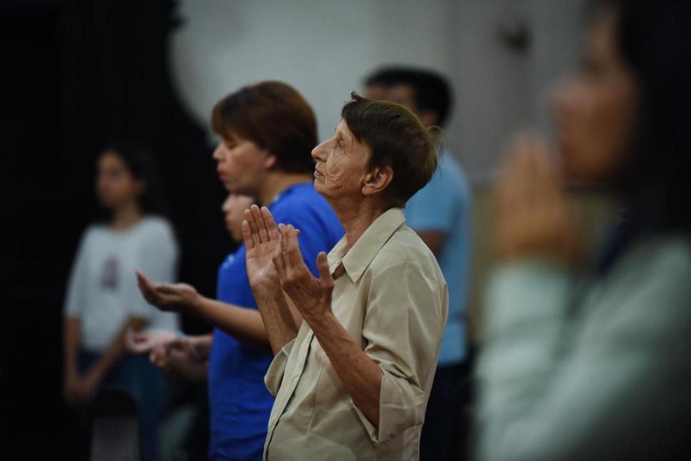 ADULTOS MAYORES. Aún exentos de obligación asisten a la celebración.